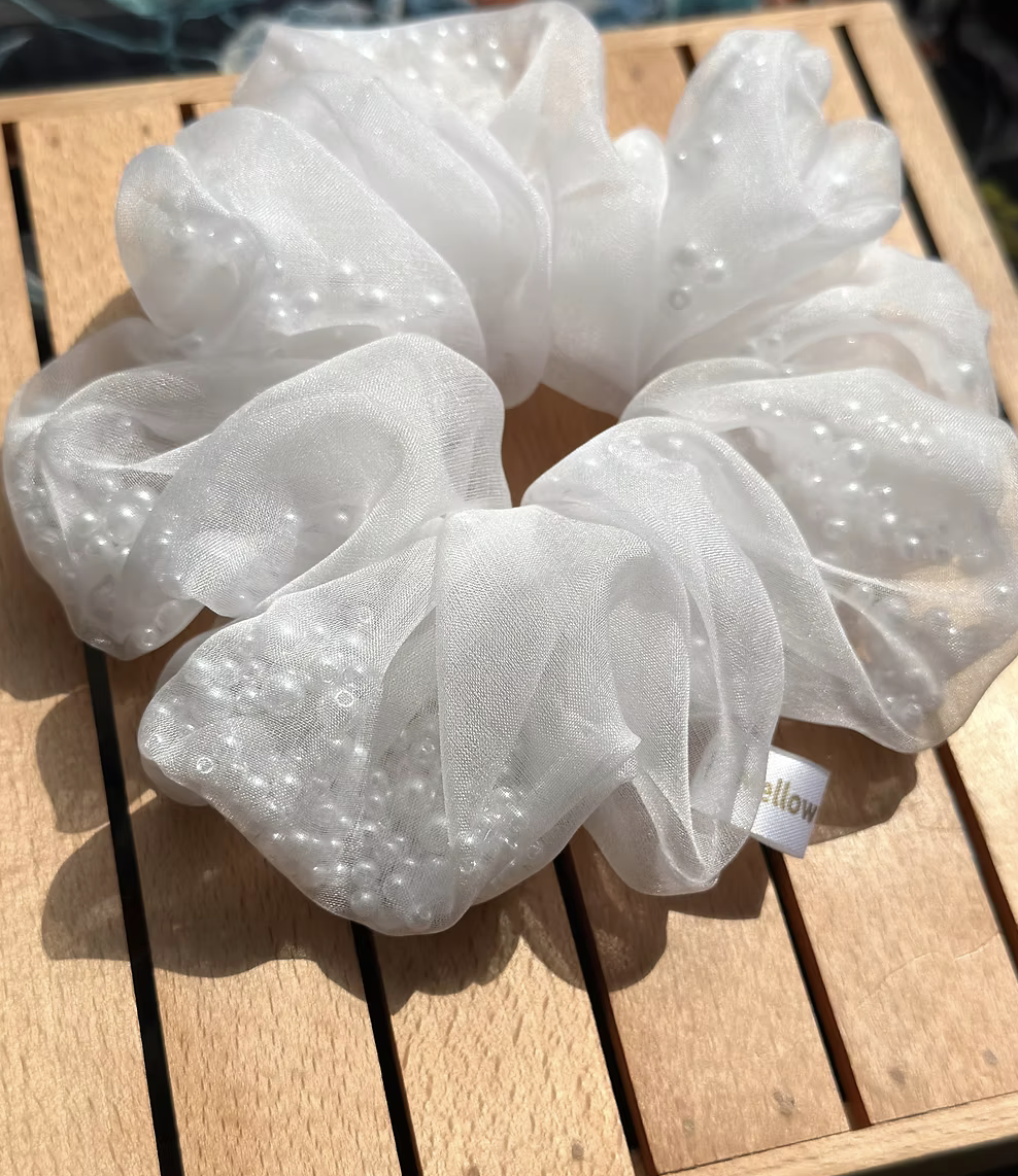 WHITE PEARL ORGANZA SCRUNCHIE
