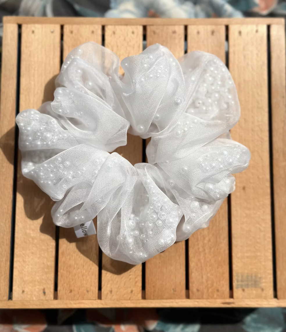 WHITE PEARL ORGANZA SCRUNCHIE