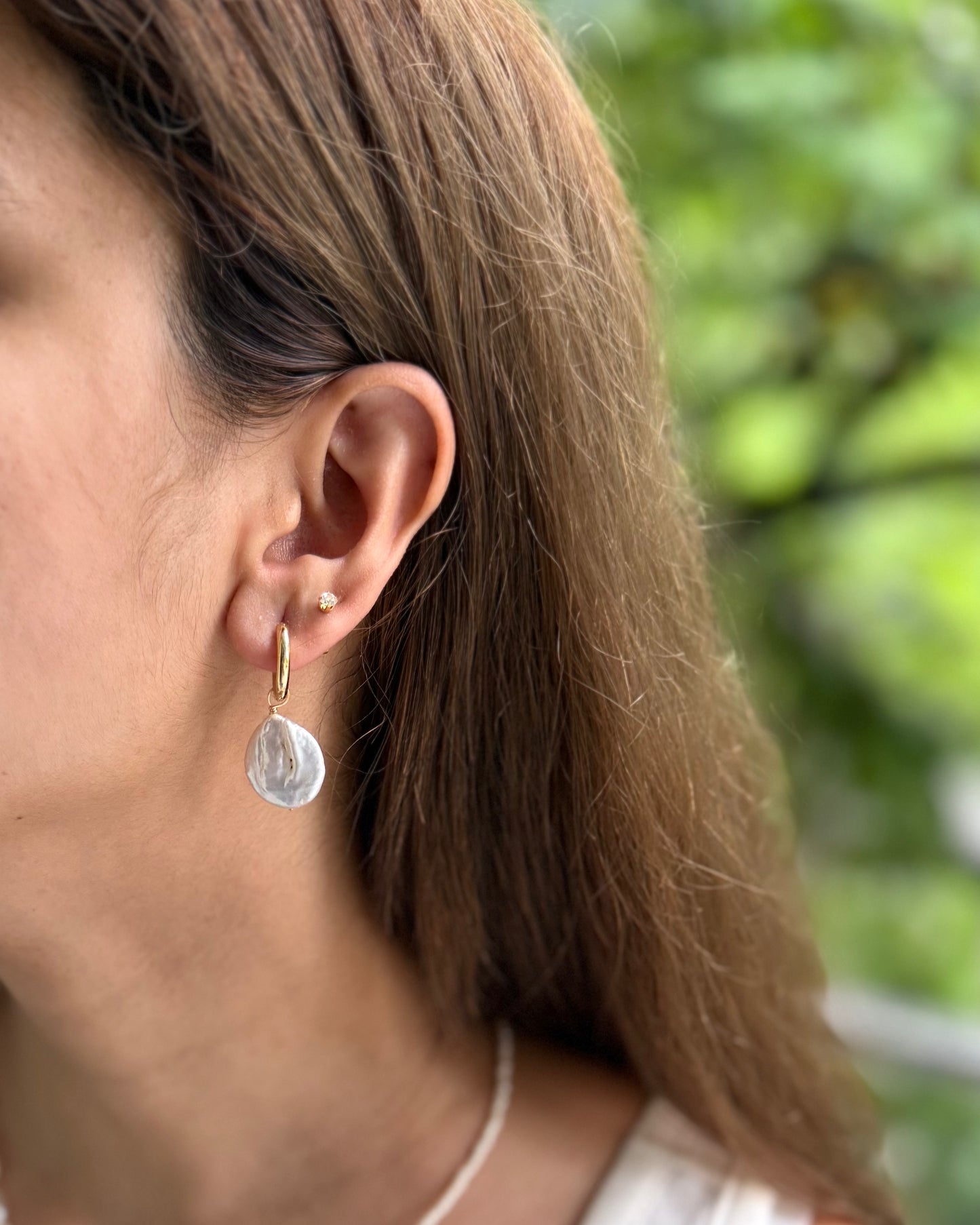 LOOP WHITE STONE EARRINGS