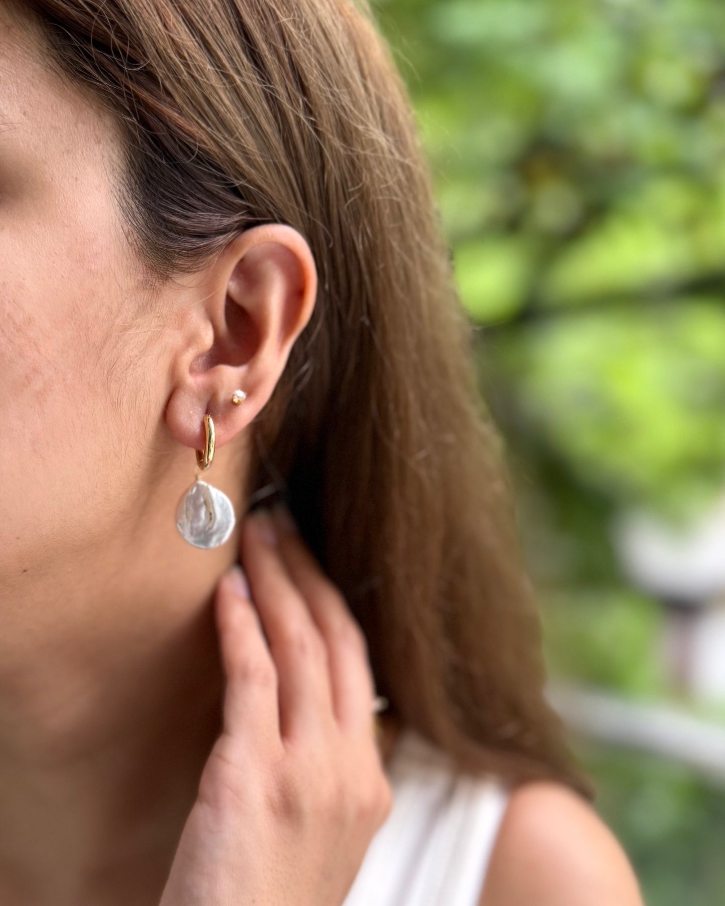 LOOP WHITE STONE EARRINGS