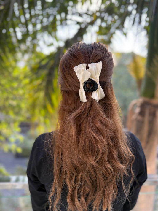 WHITE BEAUTY HAIR CLAW