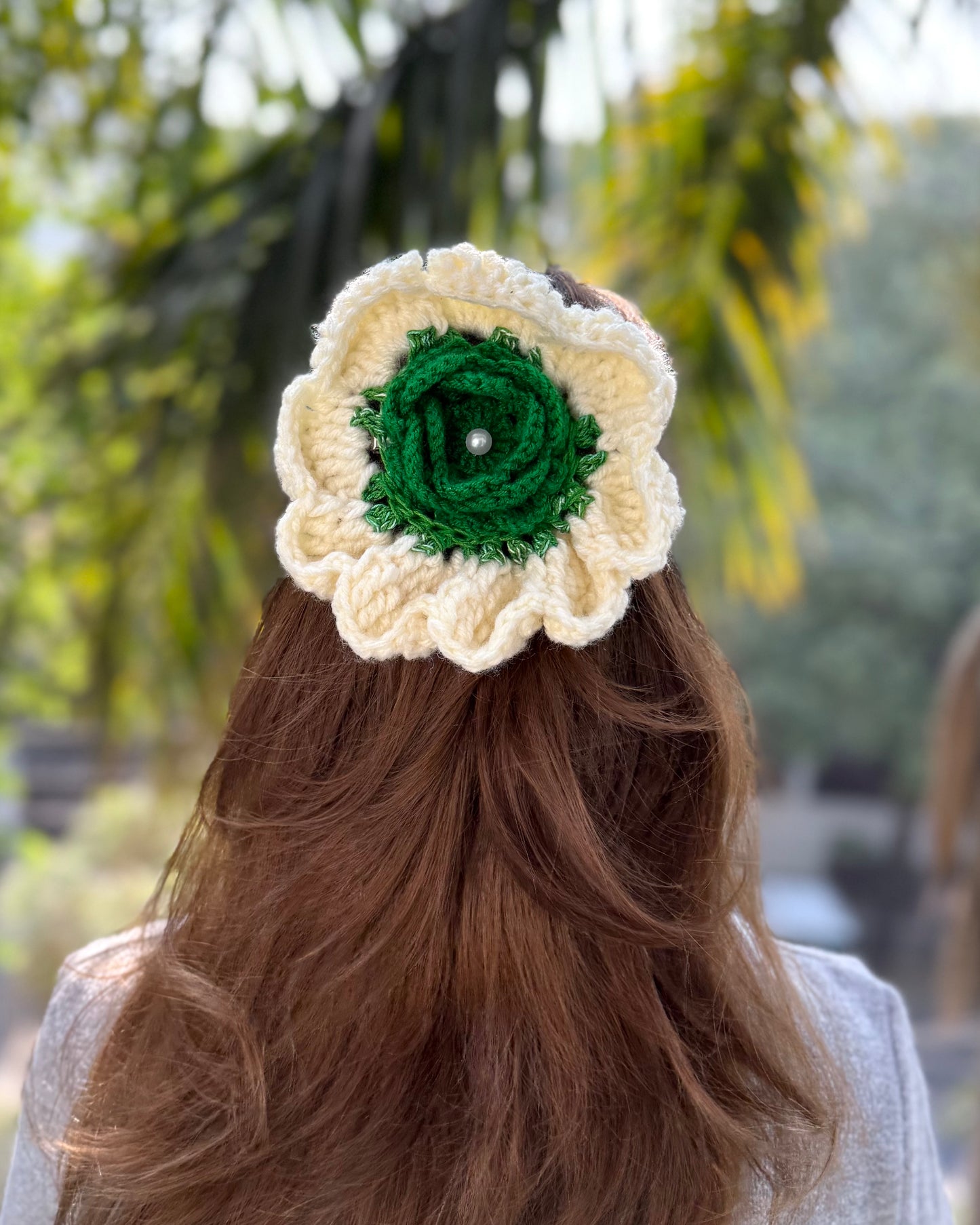 HELLEBORE CROCHET BOW