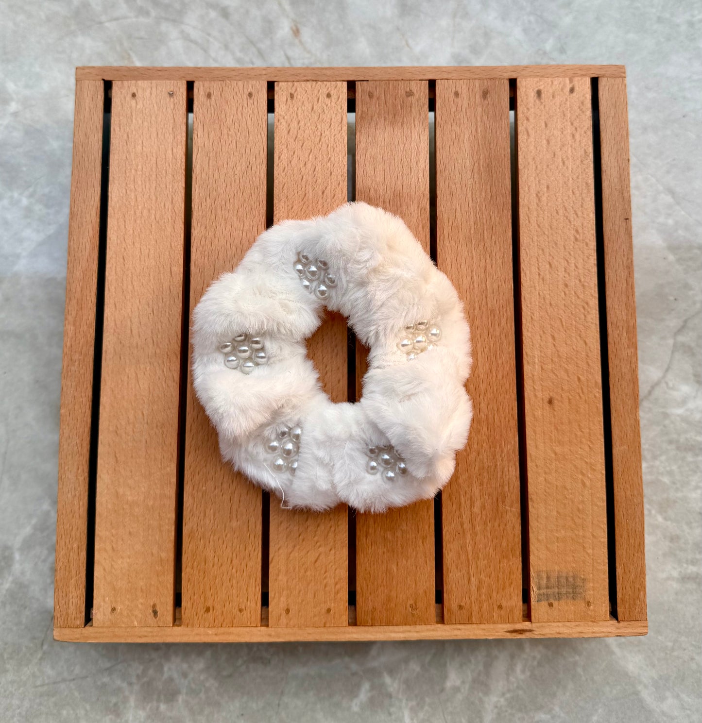 WHITE PEARL SOFT SCRUNCHIE