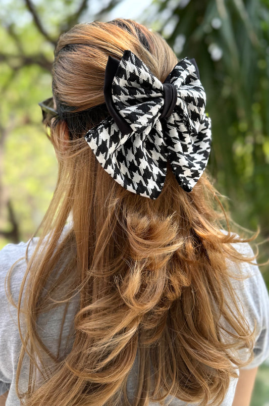 BLACK STAR PIGTAIL BOW