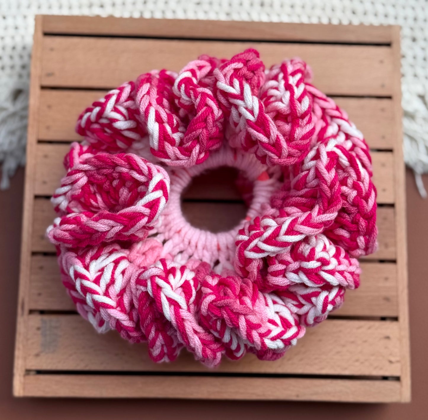 COSMO CROCHET SCRUNCHIE