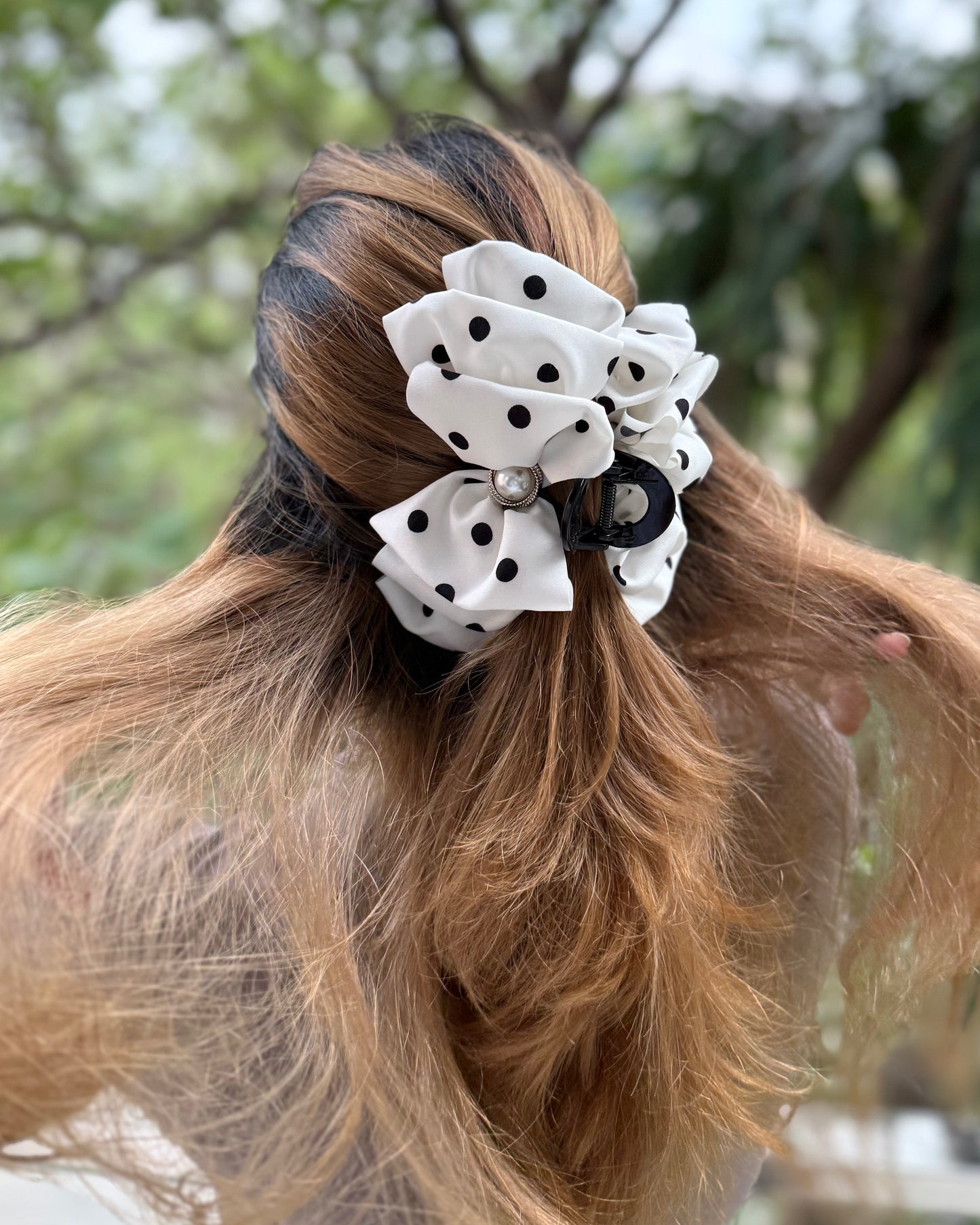 WHITE DOTTED HAIR CLAW