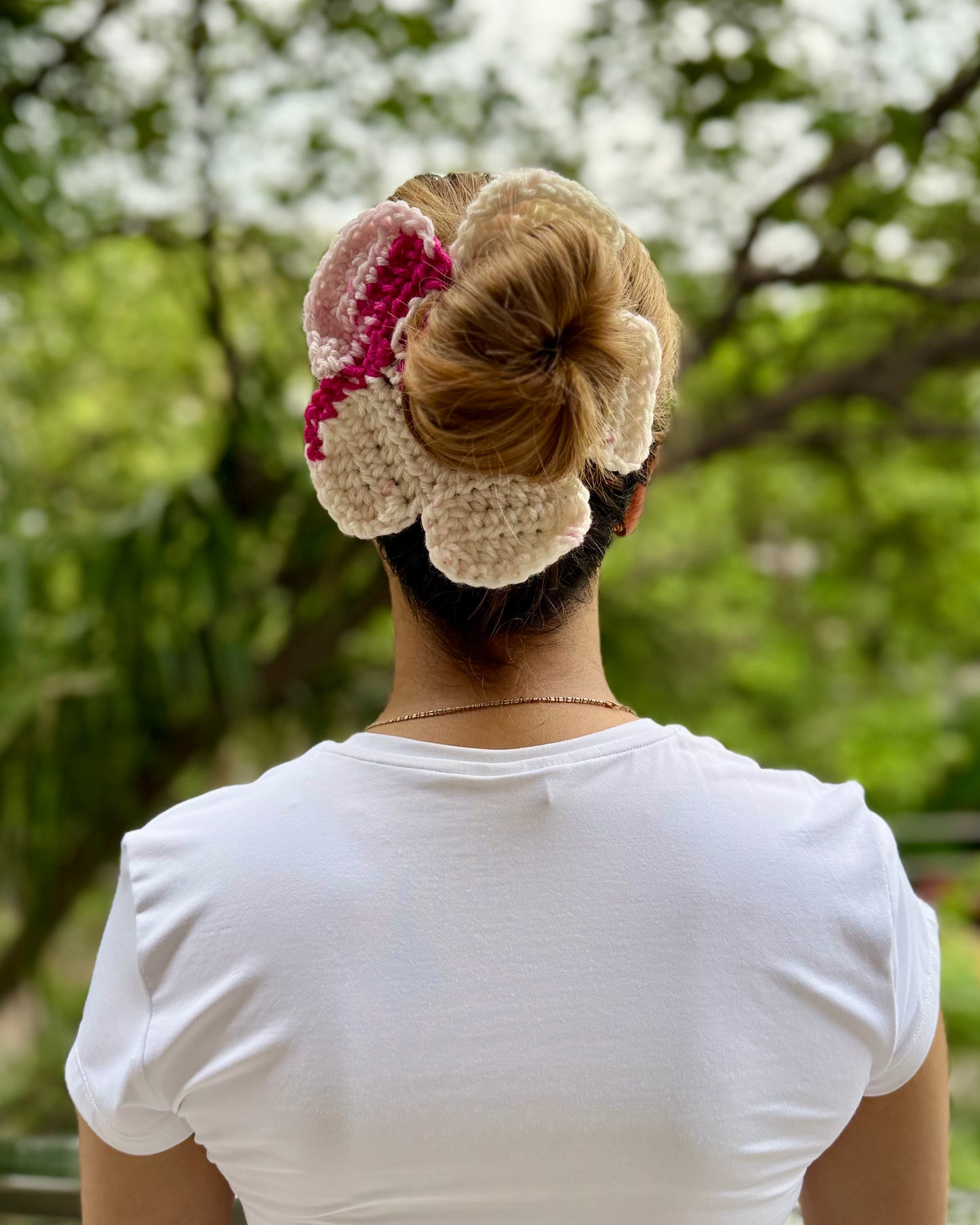 LILY CROCHET SCRUNCHIE