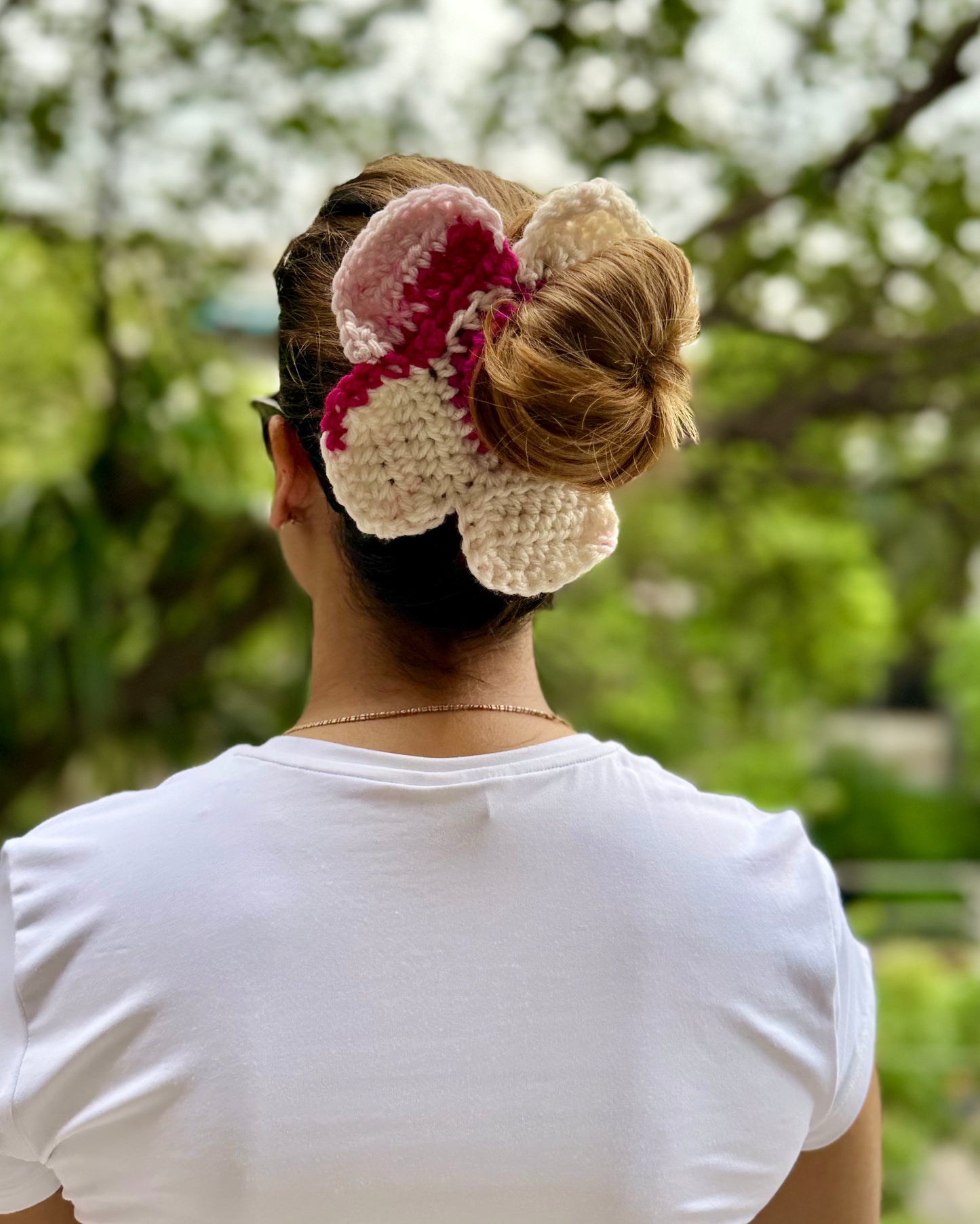 LILY CROCHET SCRUNCHIE