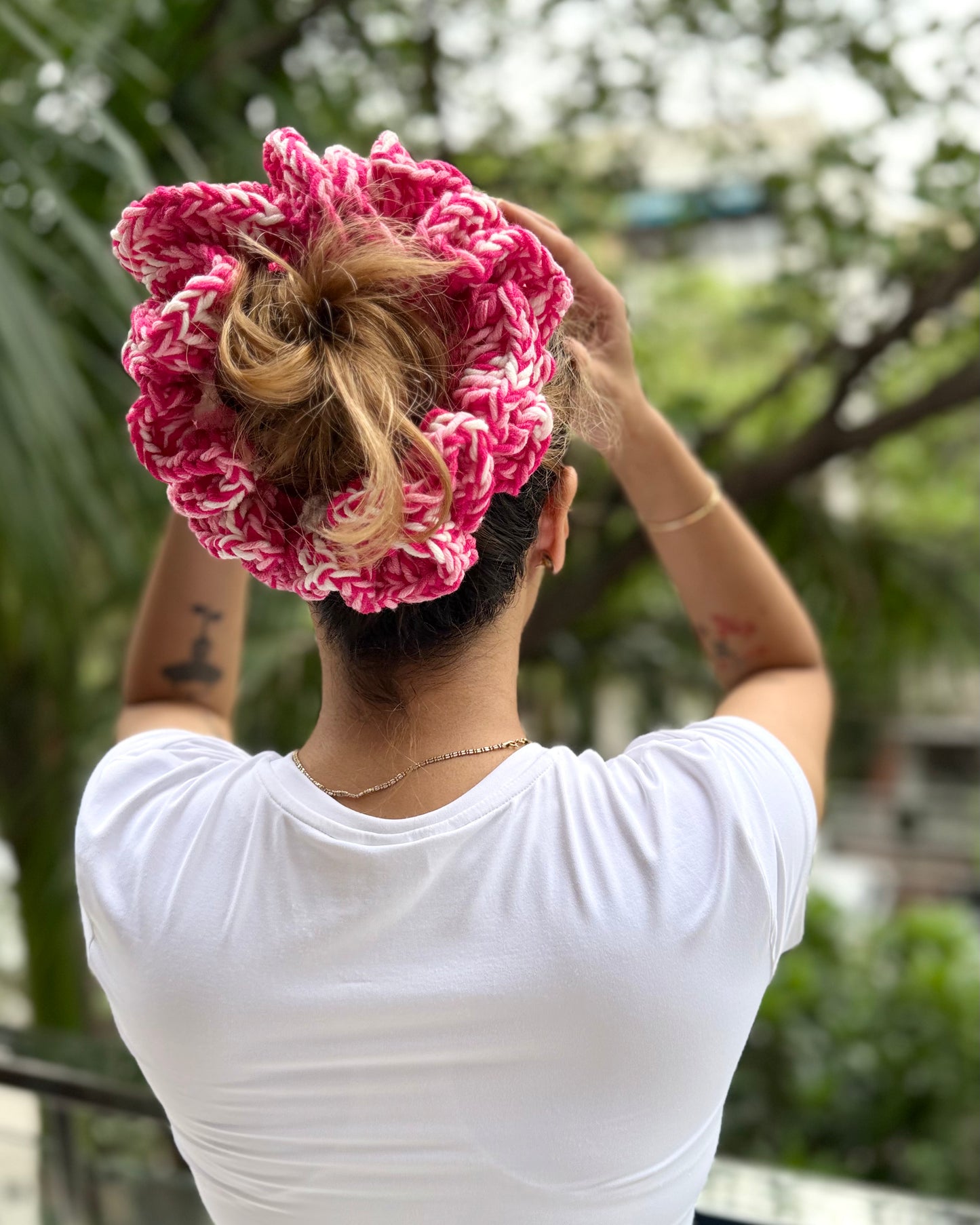 COSMO CROCHET SCRUNCHIE