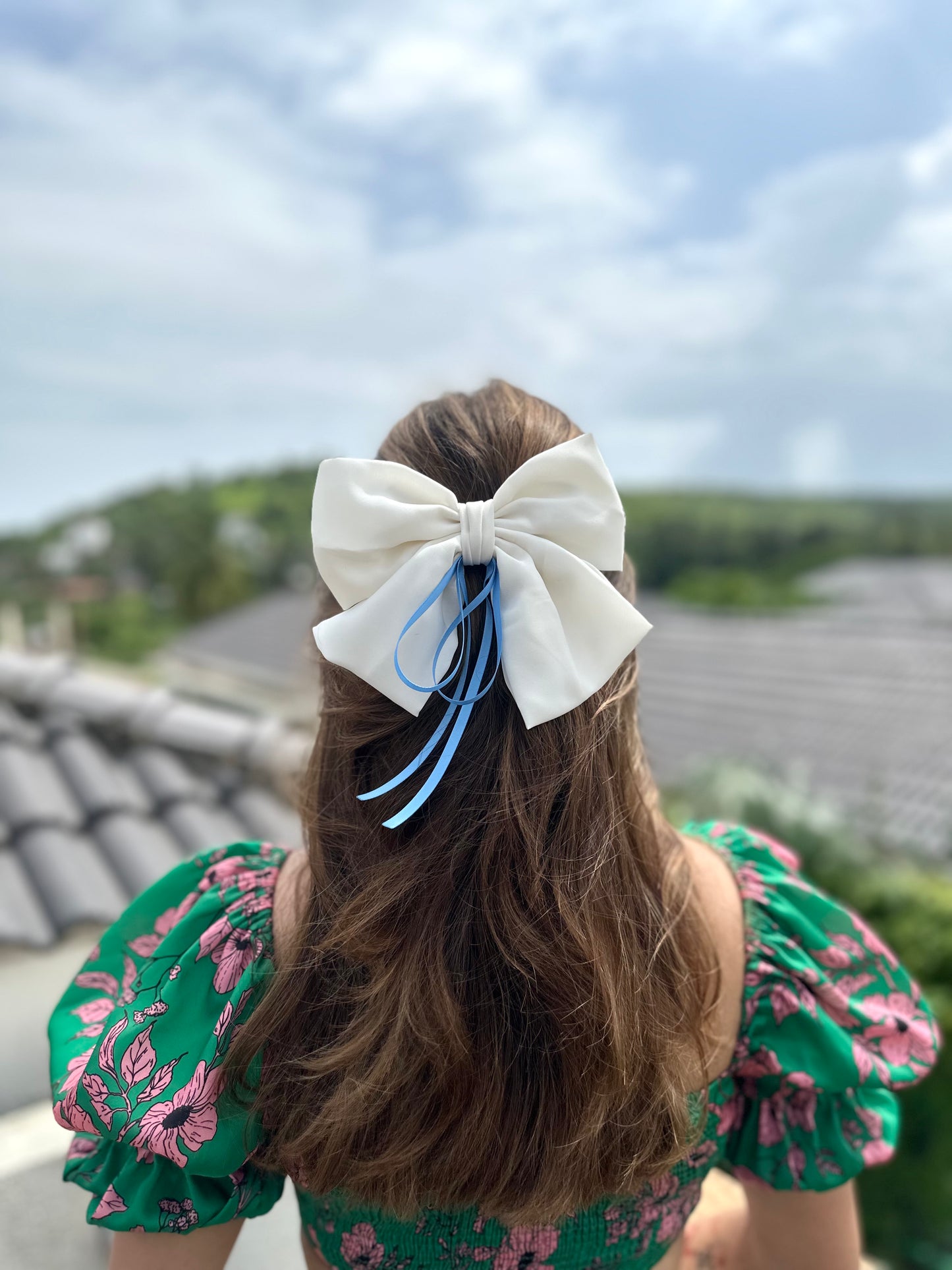 WHITE BEAUTY PIGTAIL BOW