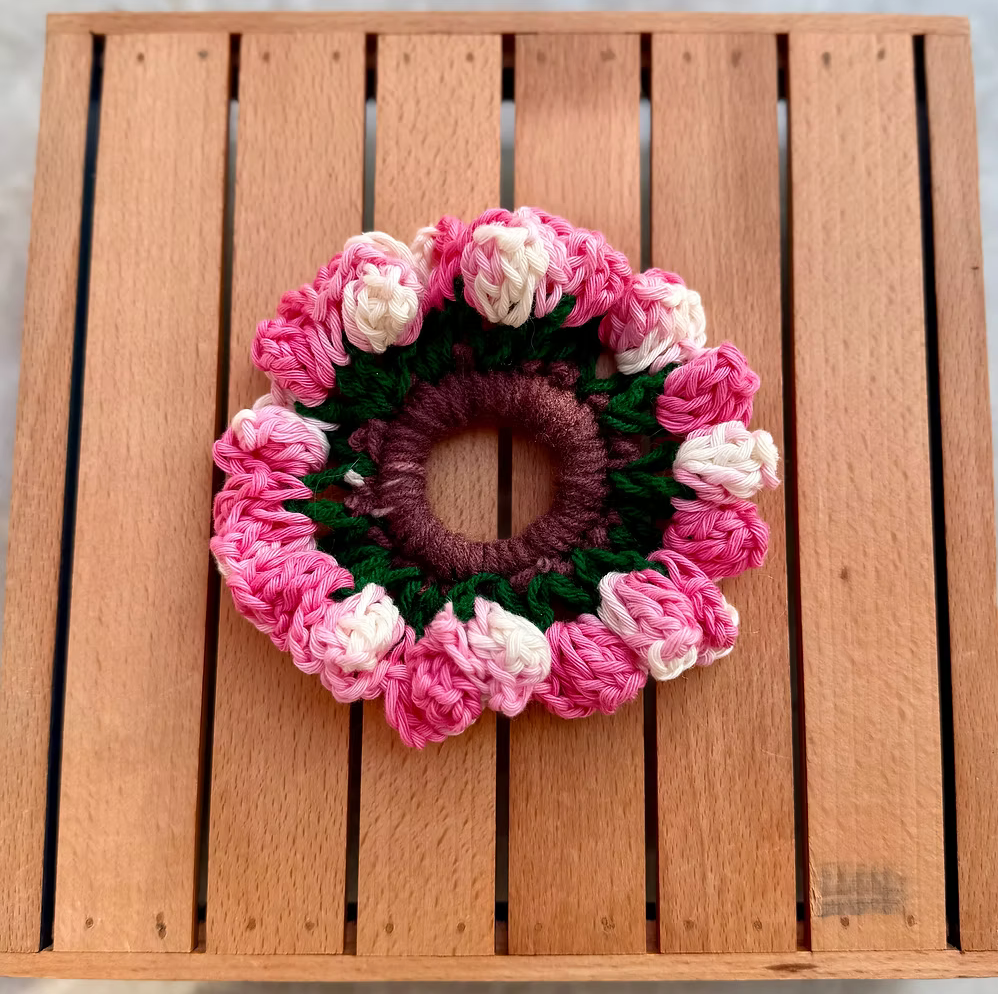 ROSA CROCHET SCRUNCHIE