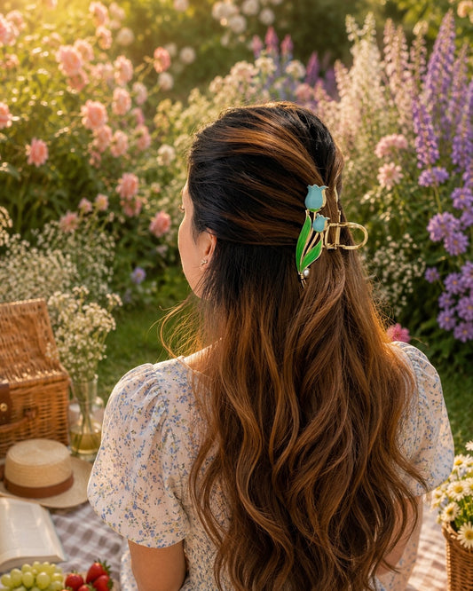 POWDER BLUE BLOOM HAIR CLAW