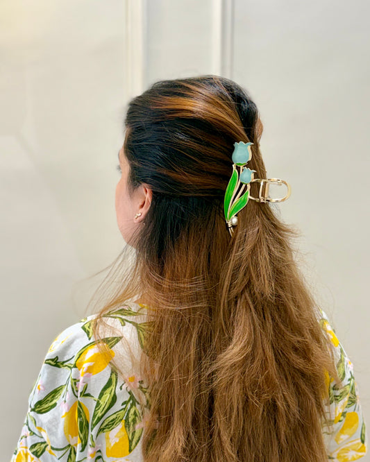 POWDER BLUE BLOOM HAIR CLAW