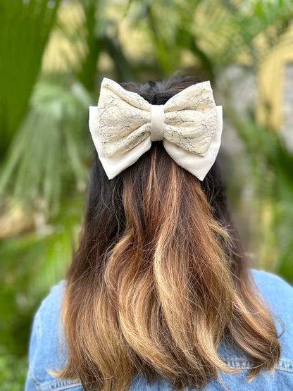 SNOWY CLASSIC BOW