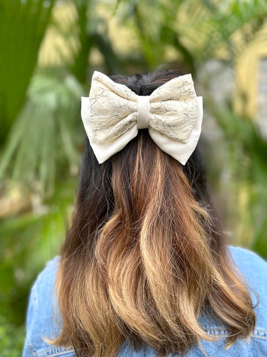 SNOWY CLASSIC BOW