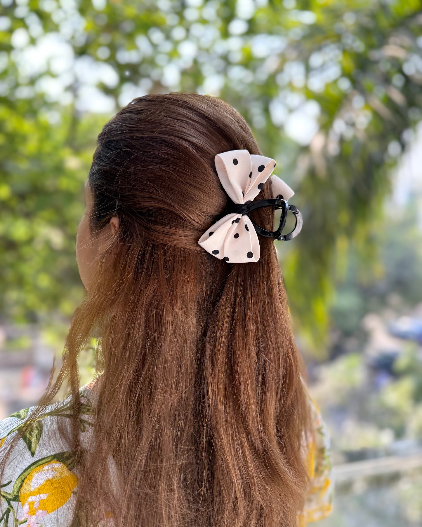 WHITE DOTTED HAIR CLAW