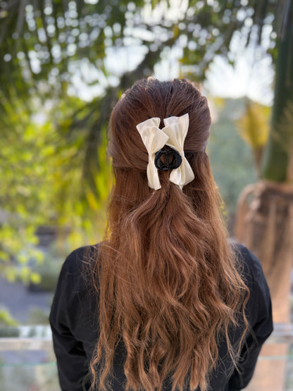 WHITE BEAUTY HAIR CLAW