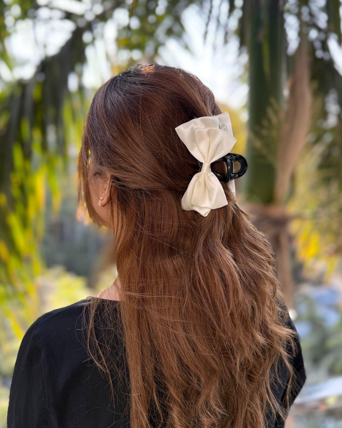 WHITE BEAUTY HAIR CLAW