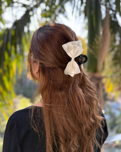 WHITE BEAUTY HAIR CLAW