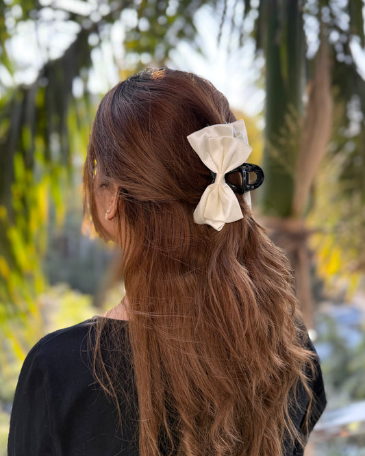 WHITE BEAUTY HAIR CLAW