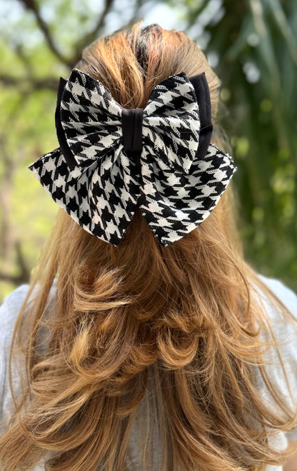 BLACK STAR PIGTAIL BOW