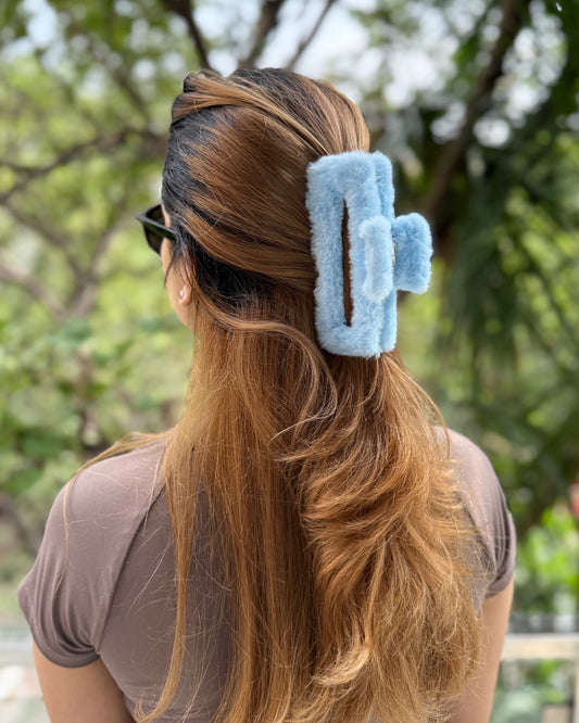 BLUE FUR HAIR CLAW
