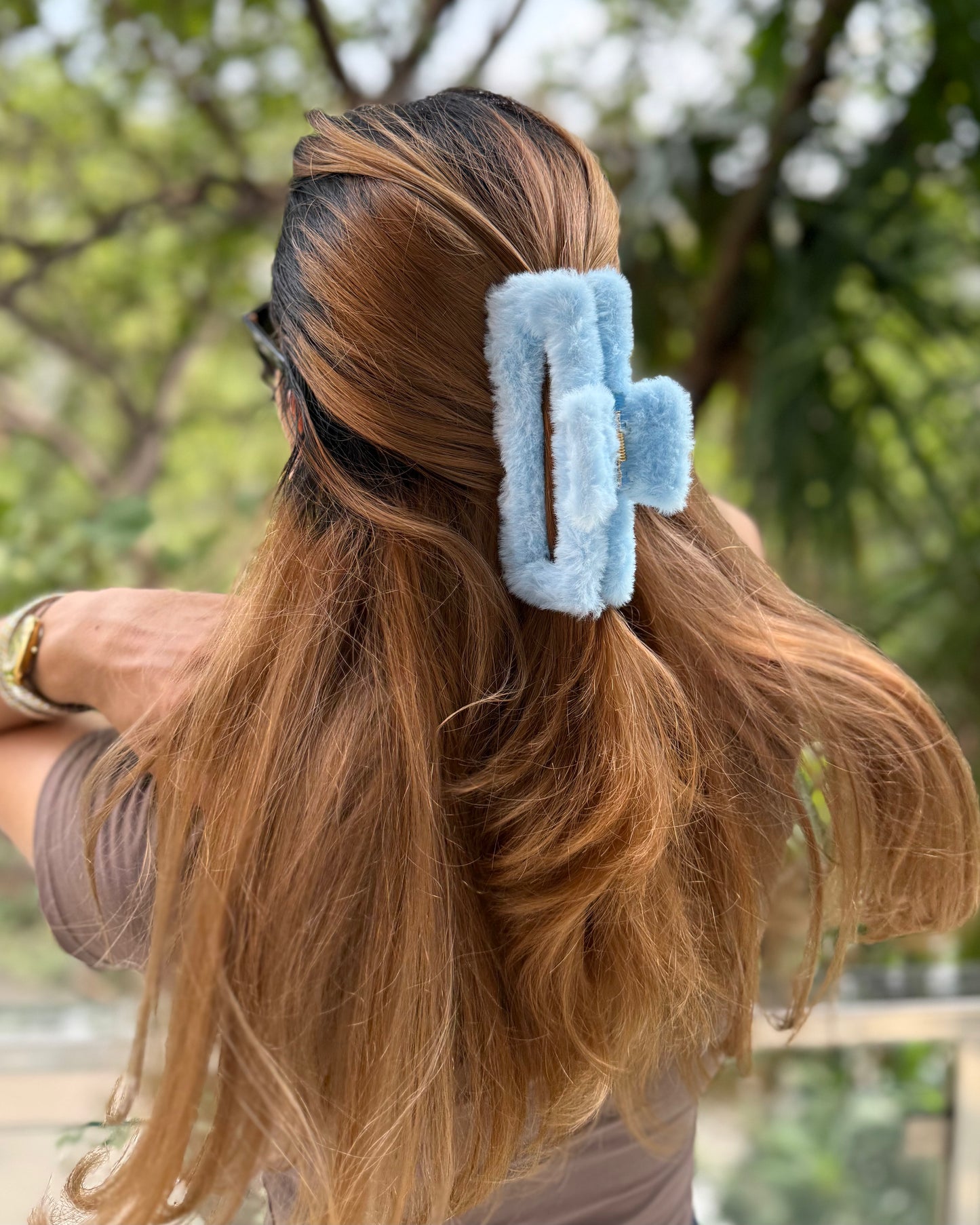 BLUE FUR HAIR CLAW